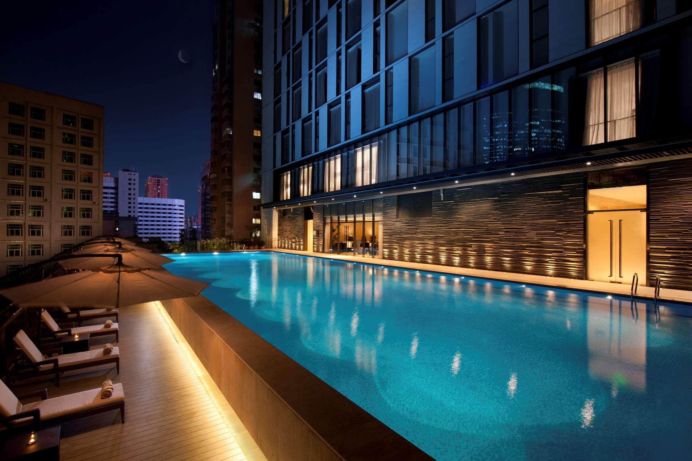 Hilton Guangzhou Tianhe - Free Shuttle Bus And Registration Counter Available During Canton Fair Period Exteriér fotografie The swimming pool at the hotel