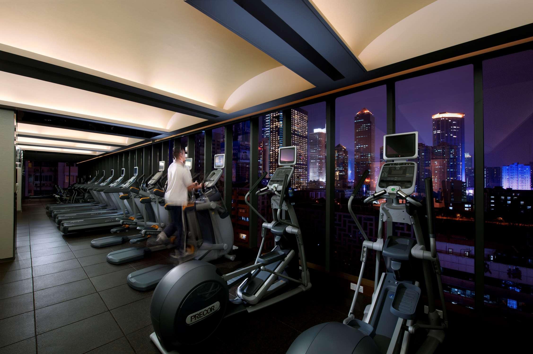 Hilton Guangzhou Tianhe - Free Shuttle Bus And Registration Counter Available During Canton Fair Period Exteriér fotografie The gym at the hotel