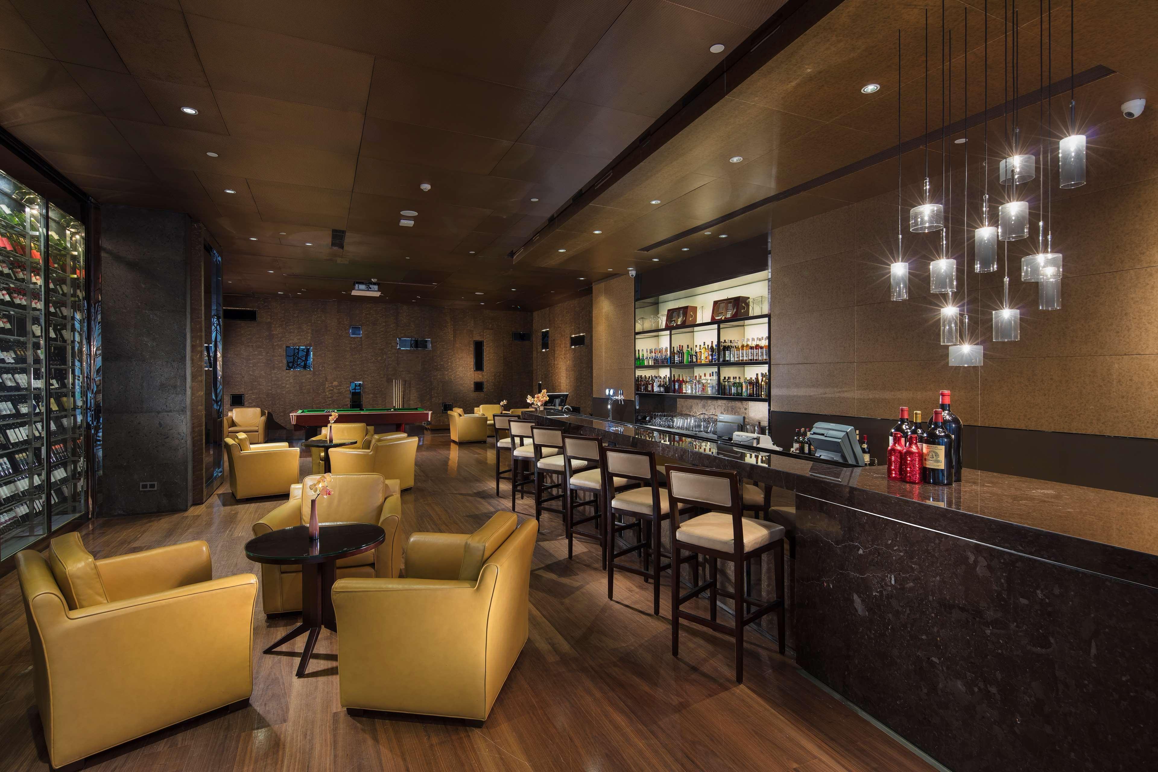 Hilton Guangzhou Tianhe - Free Shuttle Bus And Registration Counter Available During Canton Fair Period Exteriér fotografie The bar at the lounge