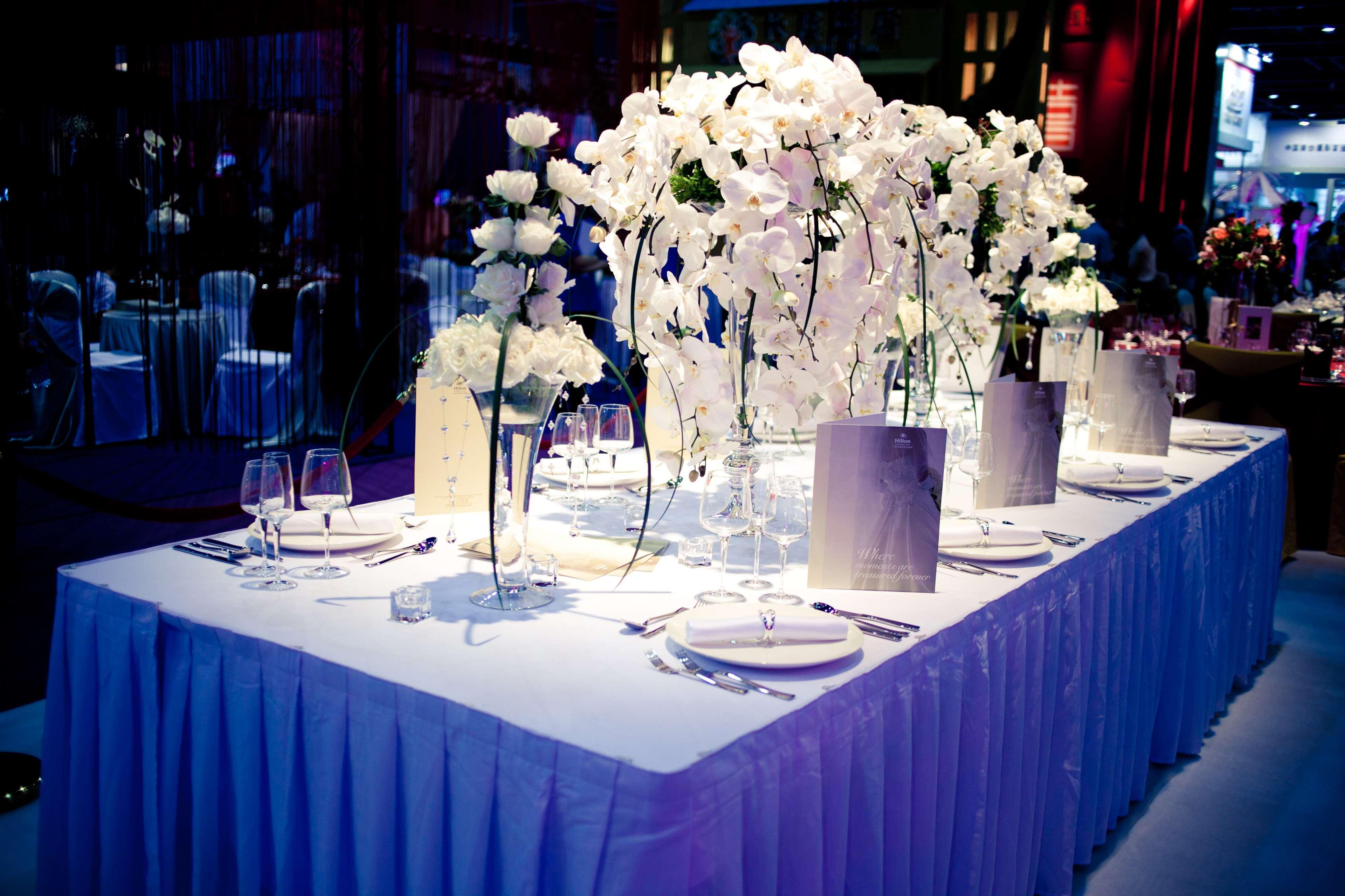 Hilton Guangzhou Tianhe - Free Shuttle Bus And Registration Counter Available During Canton Fair Period Exteriér fotografie A table set for a formal dinner