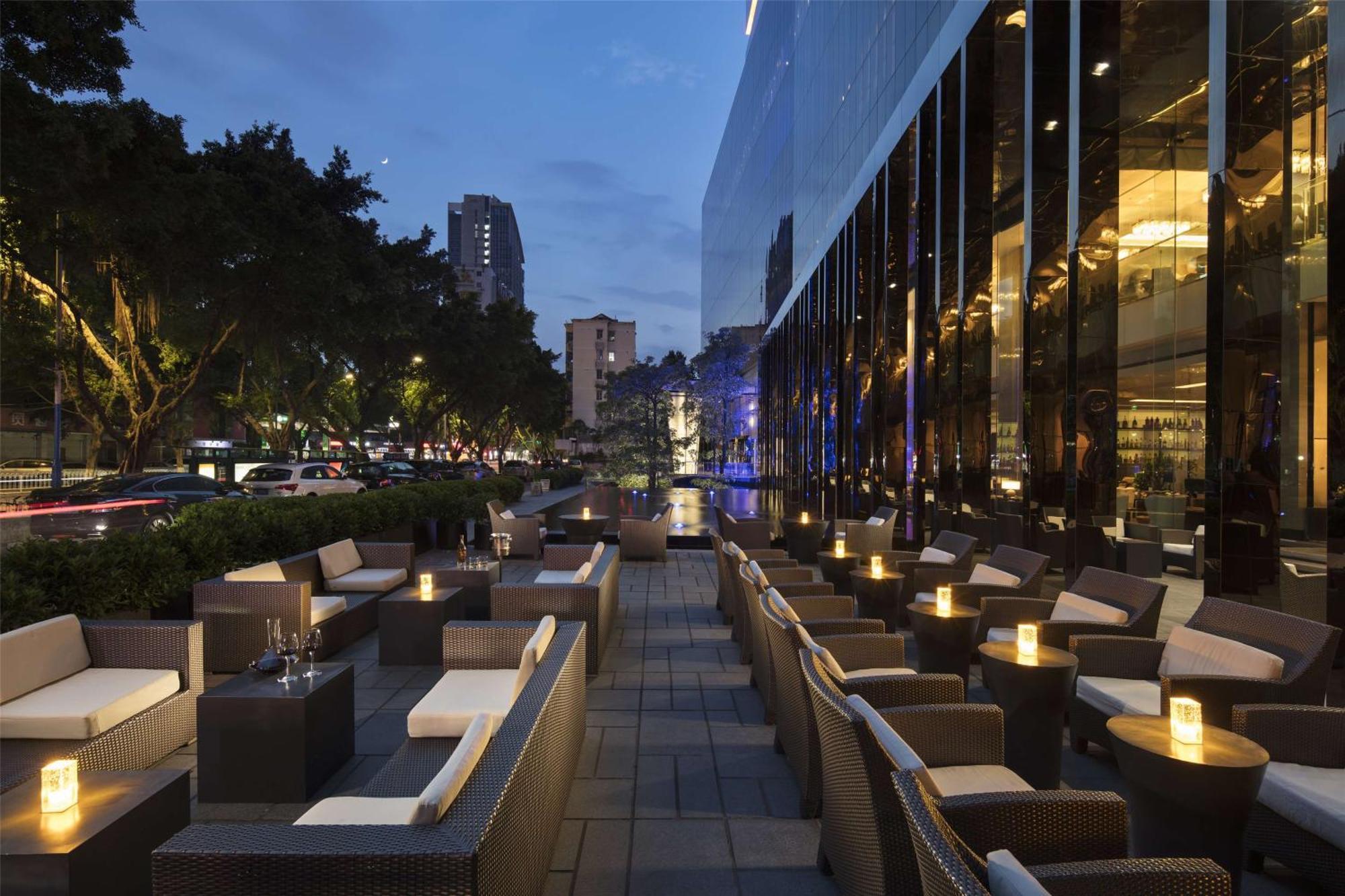 Hilton Guangzhou Tianhe - Free Shuttle Bus And Registration Counter Available During Canton Fair Period Exteriér fotografie The outdoor terrace at the bar