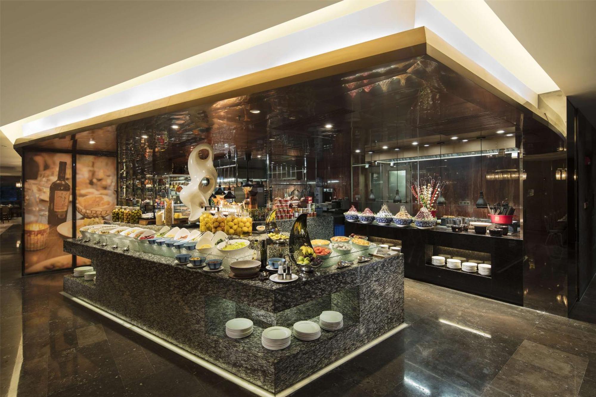 Hilton Guangzhou Tianhe - Free Shuttle Bus And Registration Counter Available During Canton Fair Period Exteriér fotografie The buffet at the lobby
