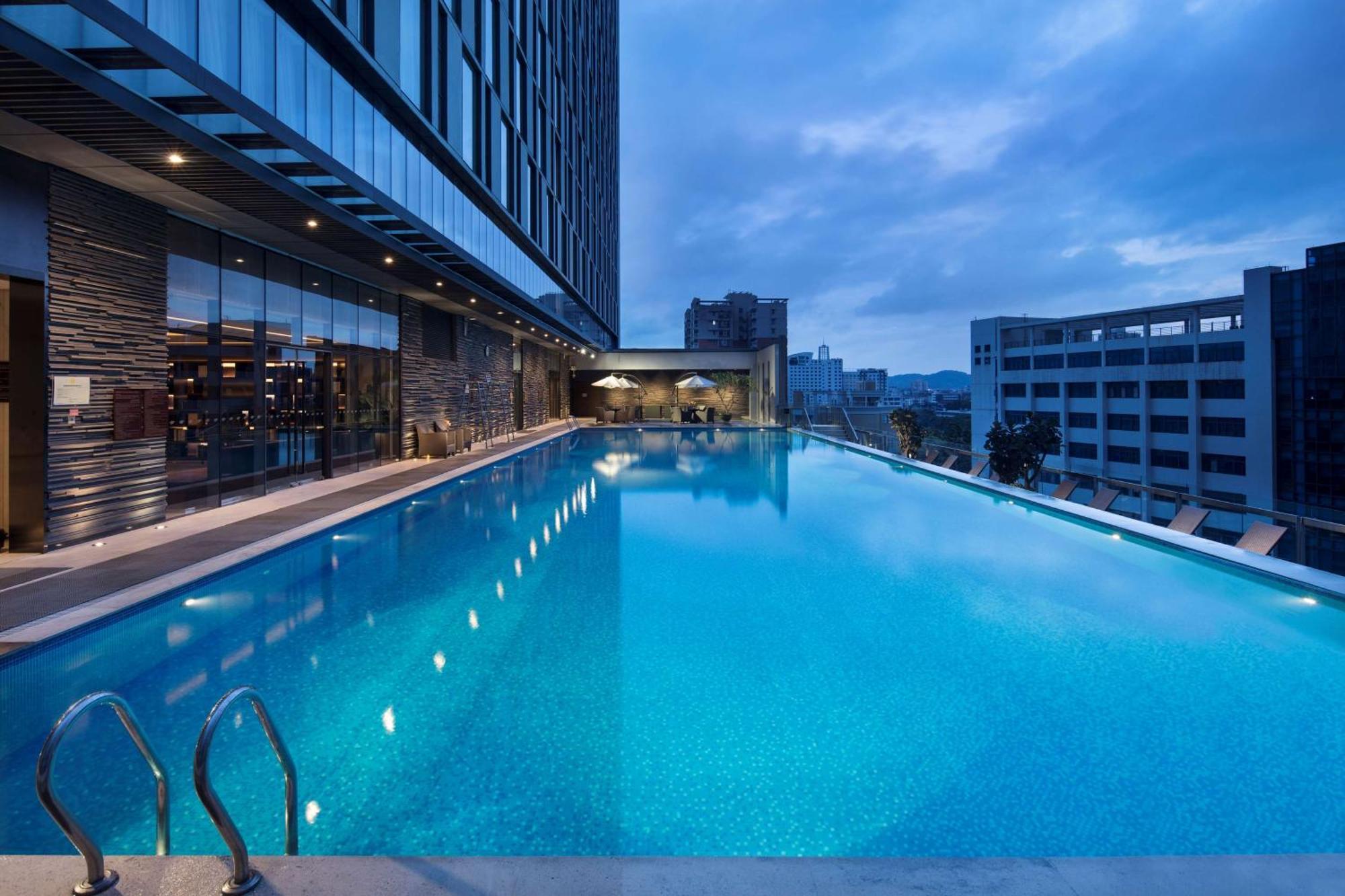 Hilton Guangzhou Tianhe - Free Shuttle Bus And Registration Counter Available During Canton Fair Period Exteriér fotografie The swimming pool at the hotel
