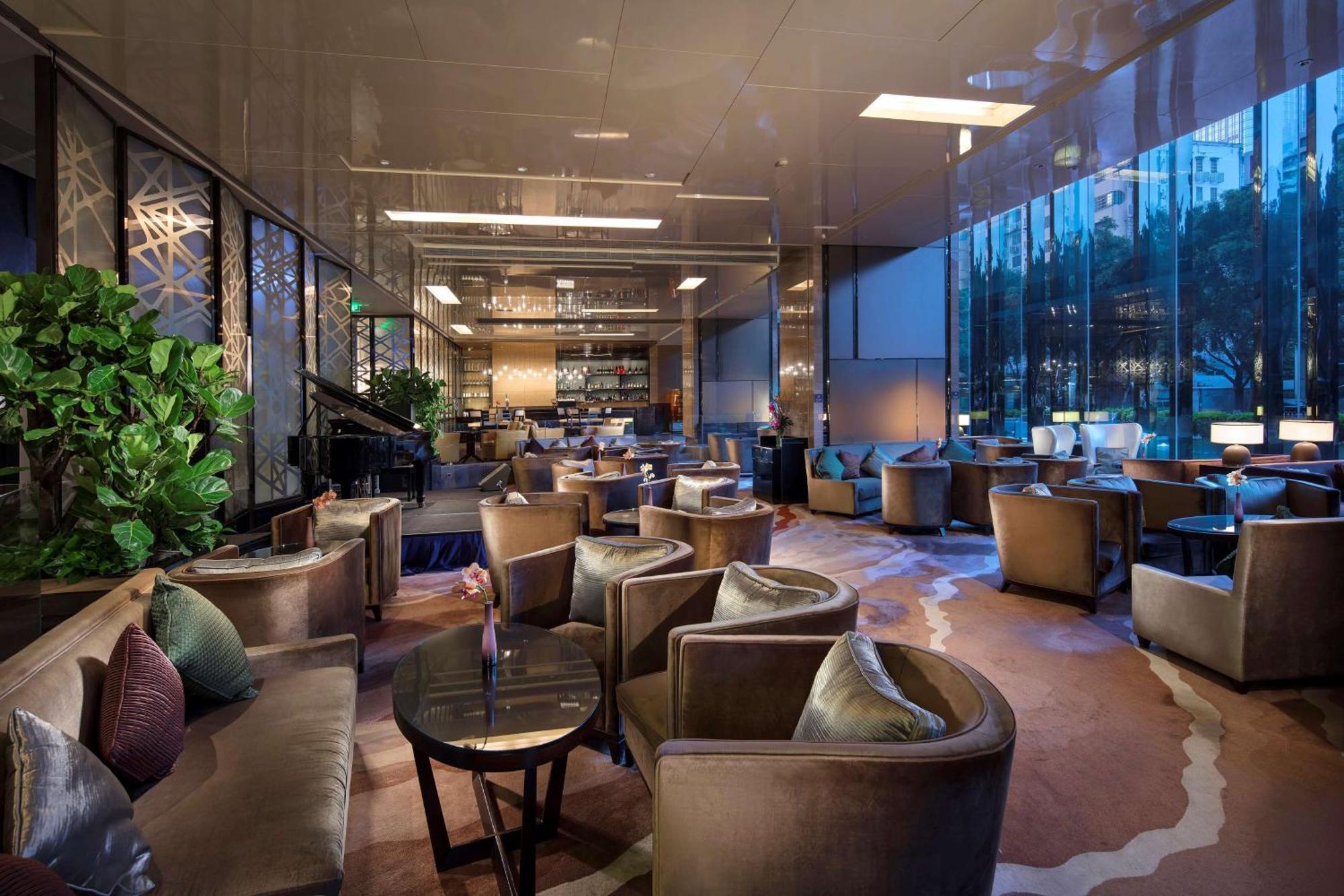 Hilton Guangzhou Tianhe - Free Shuttle Bus And Registration Counter Available During Canton Fair Period Exteriér fotografie The Club lounge at Hong Kong International Airport