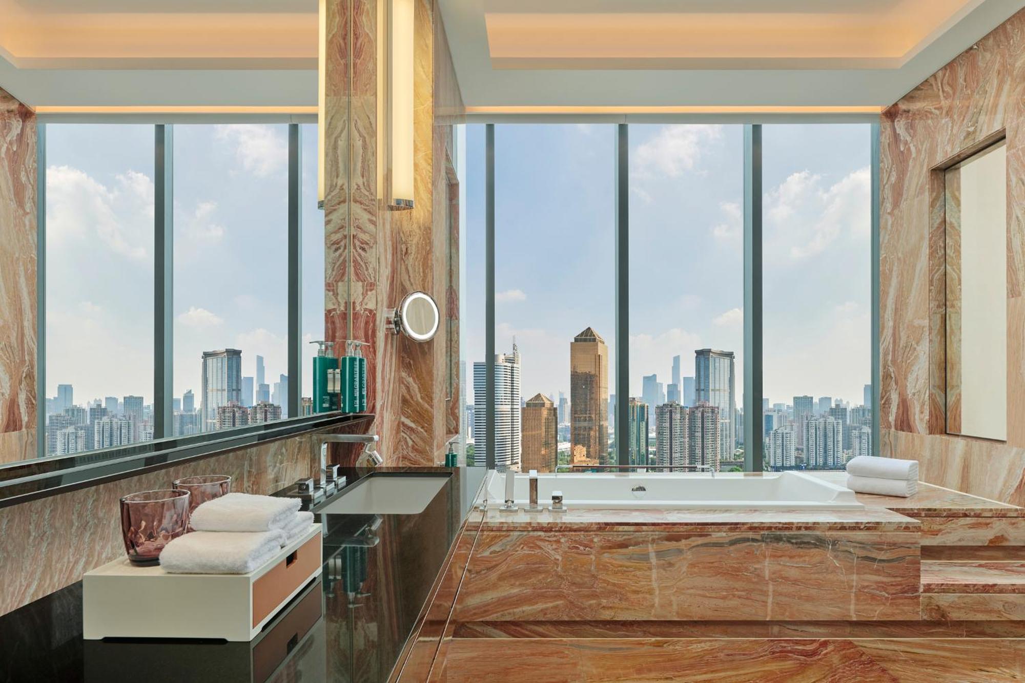 Hilton Guangzhou Tianhe - Free Shuttle Bus And Registration Counter Available During Canton Fair Period Exteriér fotografie Bathroom