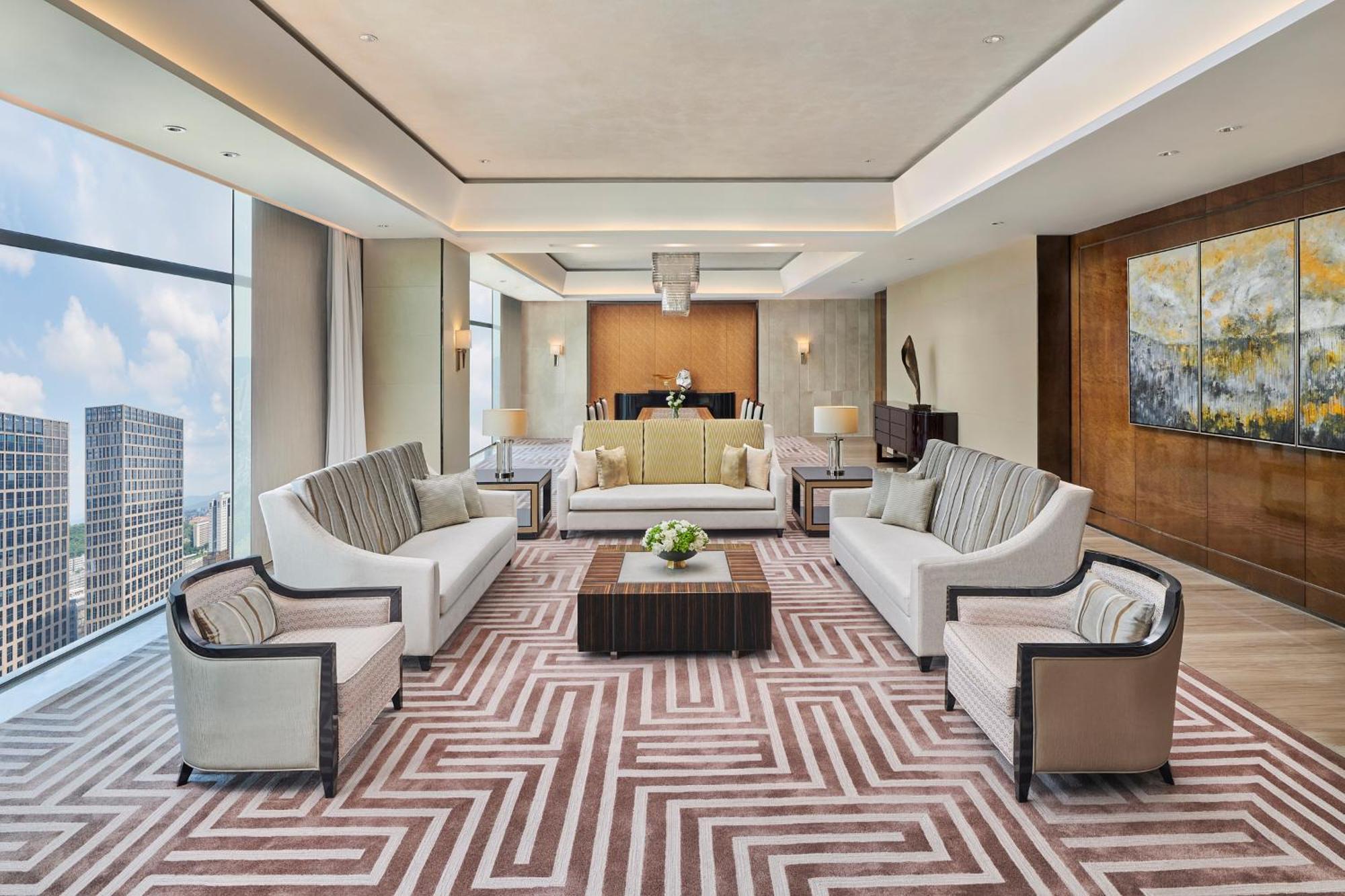 Hilton Guangzhou Tianhe - Free Shuttle Bus And Registration Counter Available During Canton Fair Period Exteriér fotografie The interior of a suite at the hotel